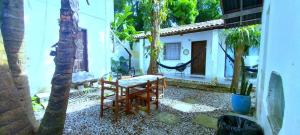 un patio con una hamaca frente a una casa en Arraial Casinha Centro en Arraial d'Ajuda