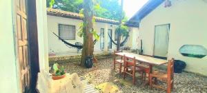 un patio con mesa y sillas junto a un edificio en Arraial Casinha Centro en Arraial d'Ajuda