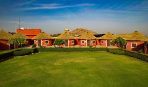 een rij huizen met een groot grasveld bij Pukhraj Garh- A Heritage Homestay in Jodhpur