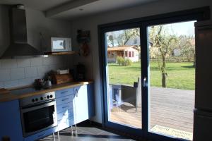 A kitchen or kitchenette at Ferienhütte Barsdorf