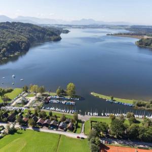 una vista aérea de un lago con un complejo en Hotel Berg en Seekirchen Markt