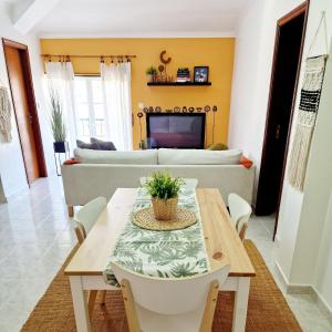 - un salon avec une table et un canapé dans l'établissement Porto Dinheiro Beach I, à Lourinhã