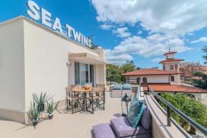 Balkon atau teras di Sea Twins Luxury Aparthotel - 150 m from the beach