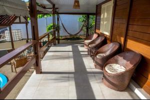 une terrasse couverte avec des chaises sur une maison avec vue dans l'établissement Pousada Além dos Mares, à Fernando de Noronha