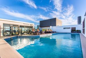 una piscina en la parte superior de un edificio en Hotel Grand Chancellor Brisbane, en Brisbane