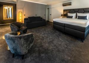 A bed or beds in a room at Square Boutique Hotel & Brasserie