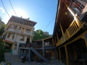 un edificio con balcones en un lateral en Namha Stay by Negi Wooden House en Manāli