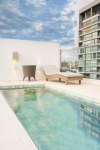 una piscina sul tetto di un edificio di Vain Boutique Hotel a Buenos Aires