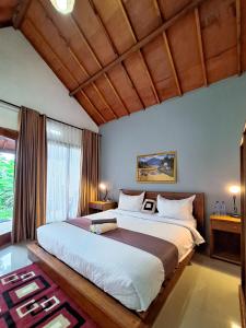 um quarto com uma cama grande num quarto em Novia Guest House Lombok-Tetebatu em Tetebatu