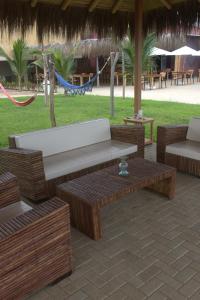 un banco y una mesa en un patio en Hotel Gran Azul Bungalows en Canoas de Punta Sal