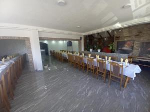 une salle à manger avec des tables et des chaises dans un restaurant dans l'établissement SOBE CICKO, à Bosansko Petrovo Selo