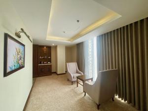 uma sala de estar com uma cadeira e uma janela em Duc Huy Grand Hotel em Lao Cai