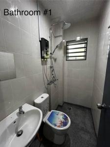 y baño con aseo y lavamanos. en Matsurika Guest House - Kulim, en Kulim