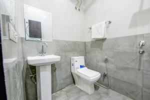 Vonios kambarys apgyvendinimo įstaigoje FabHotel Royal Regency I