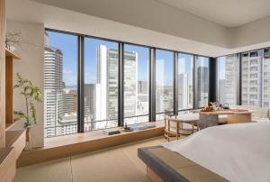 Four Seasons Hotel Osaka tesisinde bir odada yatak veya yataklar