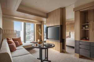 Four Seasons Hotel Osaka tesisinde bir televizyon ve/veya eğlence merkezi