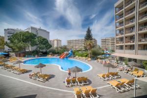 un complejo con piscina, sillas y tobogán en Ohtels Belvedere, en Salou