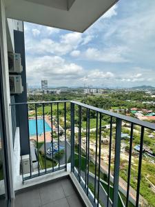 - un balcon avec vue sur la piscine dans l'établissement Holiday Inn Stay 3B2R Meritus Residensi Perai, à Perai