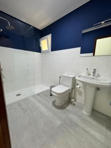 een badkamer met een toilet en een wastafel bij Habitación cerca de Las Canteras in Las Palmas de Gran Canaria