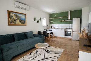 Кухня или кухненски бокс в Natura Apartmani