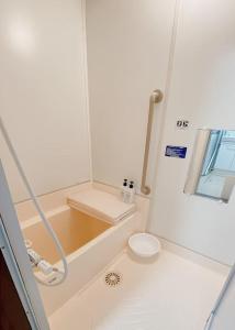 Baño blanco con aseo y lavamanos en Sorapaku Shibun Sky House, en Iwamizawa