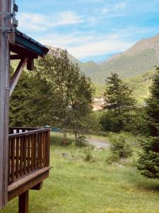 una veranda con vista sulle montagne di Chalets les tutes de la Vernière a Auzat