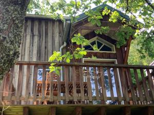 una casa sull'albero con terrazza di Chalets les tutes de la Vernière a Auzat