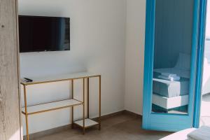 TV at/o entertainment center sa Amuse Mykonos Boutique Hotel