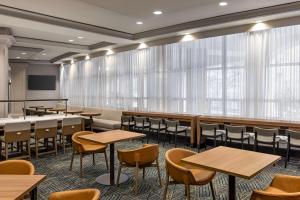 una sala conferenze con tavoli, sedie e finestre di Homewood Suites by Hilton Washington, D.C. Downtown a Washington