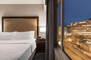 una camera con letto e vista sulla città di Homewood Suites by Hilton Washington, D.C. Downtown a Washington