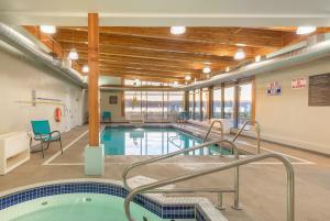 een zwembad in een gebouw met een pooliterator bij Comfort Inn & Suites in Campbell River