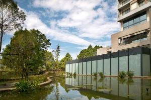 een gebouw met water ervoor bij Fleur de Chine Hotel in Yuchi