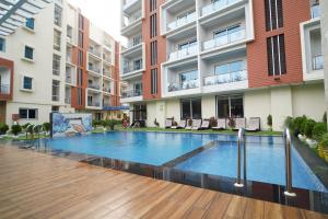 una piscina en medio de un edificio en Sea Resort !! New Digha, en Digha