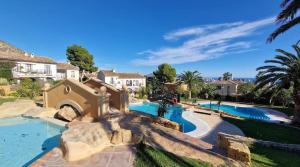 een groot zwembad met een waterpark bij Magnífico chalet adosado in Cala de Finestrat