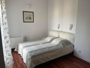 1 dormitorio con 1 cama en una habitación blanca en Villa Laura en Selce