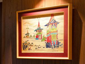 un cuadro enmarcado de una pintura de un castillo en Comfort Hotel Kyoto Horikawagojo, en Kioto