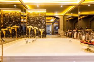 una grande vasca da bagno in camera di Andalouse Elegant Suite Hotel a Trabzon