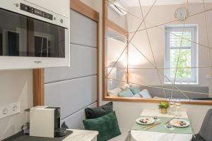 un pequeño comedor con mesa y microondas en Private Spa Balatonfüred, en Balatonfüred