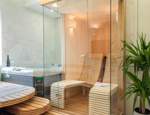 y baño con ducha y lavamanos. en Private Spa Balatonfüred, en Balatonfüred