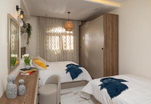 - une chambre avec deux lits, un bureau et une chaise dans l'établissement Marina Resort New Alamein By Seven Seasons, à El Alamein