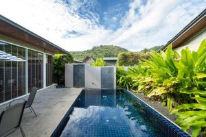 una piscina al aire libre en el patio trasero de una casa en Sunpao Pool Villa by HCR en Layan Beach