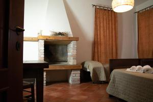 een kamer met een open haard, een bed en een raam bij Agriturismo Valle Isola "La Tana del Gusto" in Comacchio