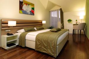 1 dormitorio con 1 cama grande y escritorio en Hotel Korkyra en Vela Luka