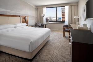 เตียงในห้องที่ Marriott Long Beach Downtown