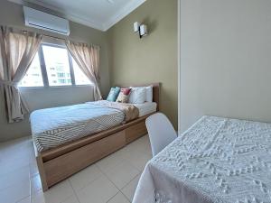 een kleine slaapkamer met een bed en een raam bij Kinrara Puchong Bukit Jalil Sunway 3 bedroom condo comes with 2 parking in Puchong