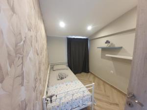 Habitación pequeña con cuna en un dormitorio en Το σπιτι της Μπρουνας en Nea Potidaea