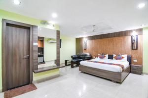 Ένα ή περισσότερα κρεβάτια σε δωμάτιο στο FabHotel Raj Residency II