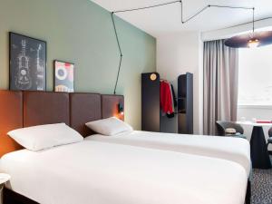 une chambre d'hôtel avec un lit et une table dans l'établissement ibis Lausanne Centre, à Lausanne