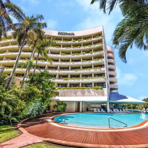 Piscina de la sau aproape de Hilton Cairns