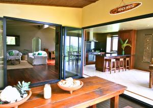 cocina y sala de estar con mesa y comedor en Auwas Island Holiday Home en Burnt Pine